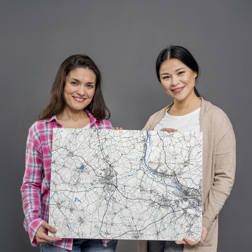 Grande carte géographique sans cadre avec rivières bleues sur fond gris, un cadeau pour les passionnés de voyage