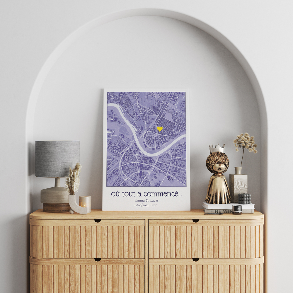 Carte de ville violette avec cœur jaune posée sur un buffet en bois, cadeau romantique personnalisé.