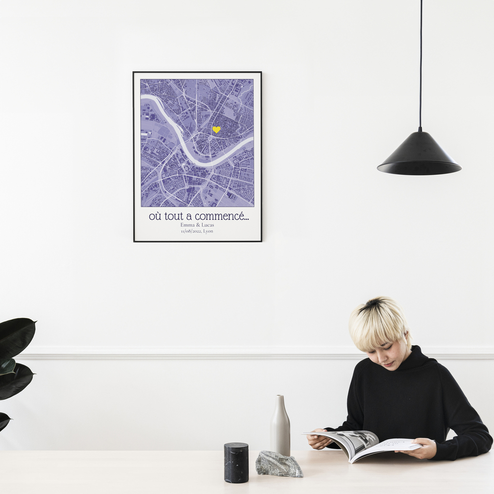 Carte de ville violette avec cœur jaune et prénoms, encadrée en noir au-dessus de la table.