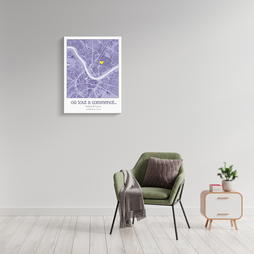 Carte de ville violette avec cœur jaune et texte personnalisé, au mur près d’un fauteuil vert.