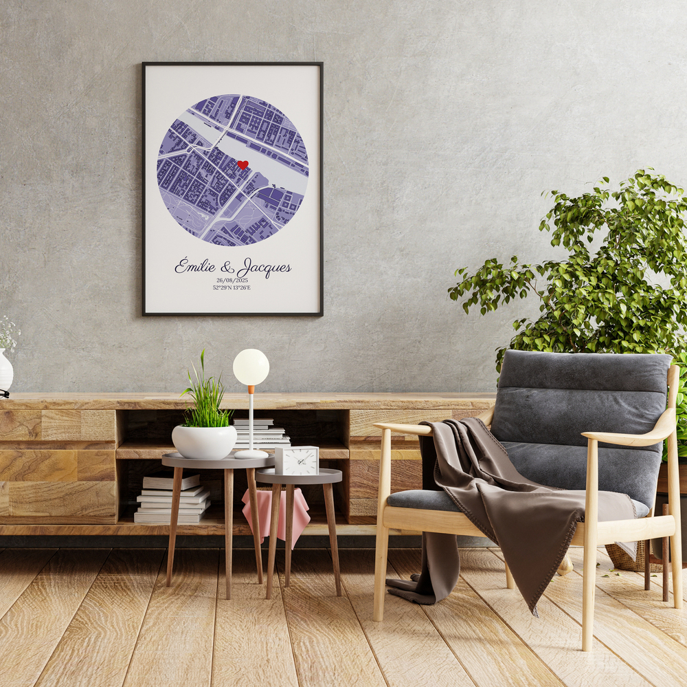 Affiche personnalisée du lieu de mariage, carte ronde dans un cadre noir au-dessus d’un buffet dans le salon