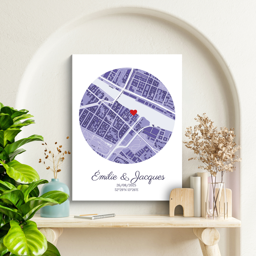 Affiche de mariage sans cadre, carte ronde violette avec cœur et prénoms, dans une niche au-dessus d’une console